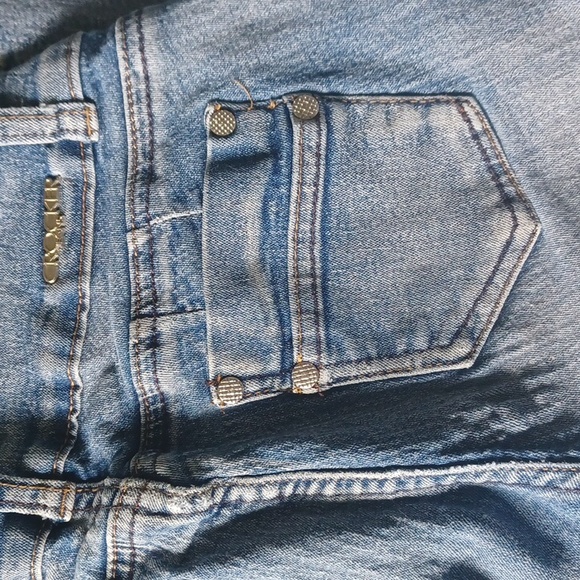 Crocker Denim Lightwash Skinny Jeans With A Double Button Womans Size 3 - Picture 8 of 11
